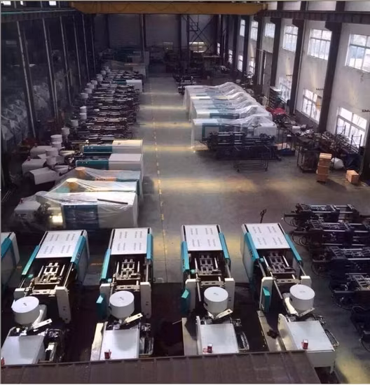 Molde e máquina de moldagem por injeção de plástico para fabricação de capacetes